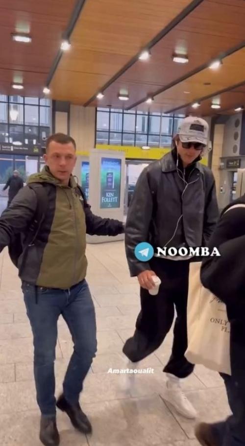 Джейкоб элорди столкнулся с неприятным следствием своей популярности - постоянным вниманием папарацци.  