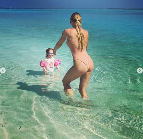 Оксана акиньшина показала идеальную форму - и минимум одежды. 01