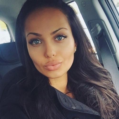 Девушка просто копия Анджелины Джоли! 01