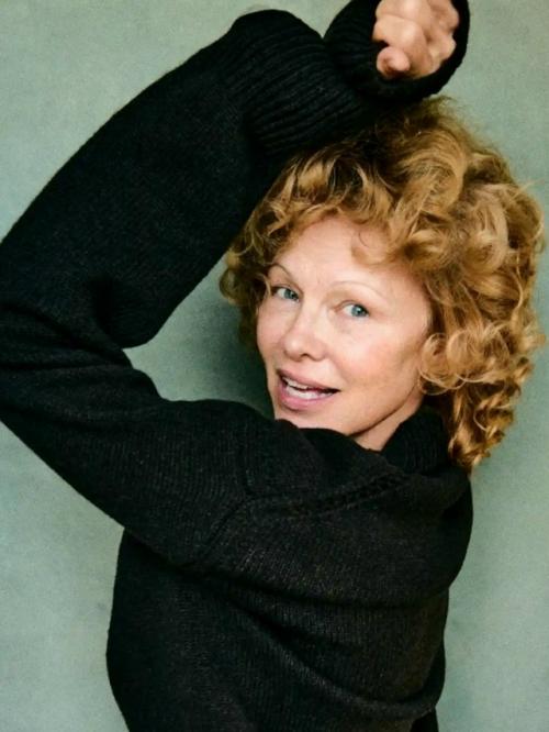 58-Летняя Памела Андерсон вызвала неоднозначную реакцию своим новым образом, заявив, что Красота - Понятие Субъективное. 03