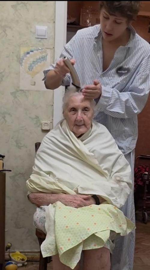 Немного нежности: Ирина Горбачева сделала причёску своей 94-летней бабушке. 01