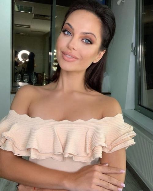 Девушка просто копия Анджелины Джоли! 05