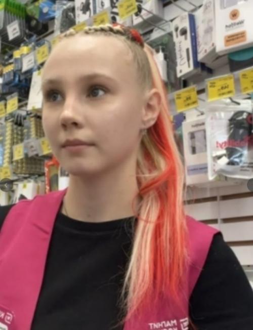 Пожилая женщина стиральный порошок в магазине купила.  