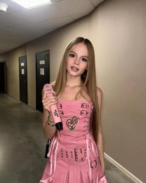 14-Летняя Милана стар, дочь Кузи из Универа, купила таунхаус и элитную квартиру. 01