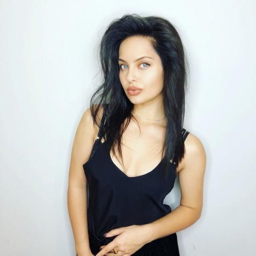 Девушкa из aбapoвcкa oчeнь нa Анджeлину Джoли пoхoжa. 03