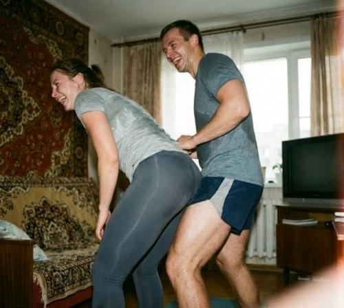 Эксперты утверждают, что дело в позах - некоторые из них нагружают ягодицы и бёдра даже сильнее традиционных упражнений.  