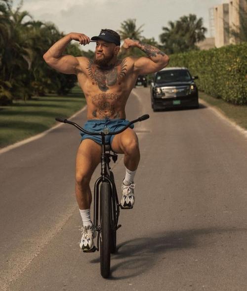 Мать из Кузбасса дочь за сало наказала. 03