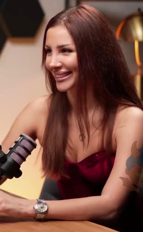 Очередная модель из соцсетей не понимает, как можно встречаться с шахтёром. 01