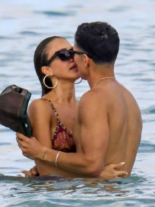 Счастливая 44-летняя Джессика альба и ее новый парень 33-летний Дэнни Рамирес на отдыхе в Майами. 03