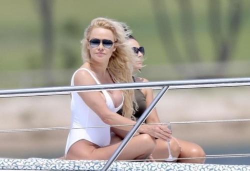 Памела Андерсен, занимаюсь с детьми спортом, играю в футбол, баскетбол, бейсбол. 03