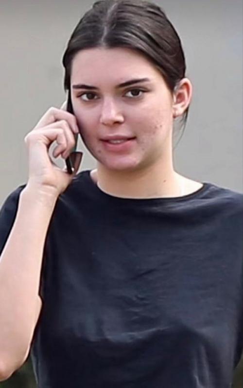 Каждая актриса набирающая известность, становится продуктом, который по всем правилам маркетинга нужно продавать. 01