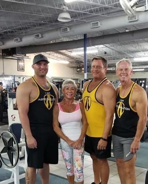 76-Летняя фитнес - модель Айрис девис из южной Каролины, США, может вызвать зависть у любой молодой девушки. 01