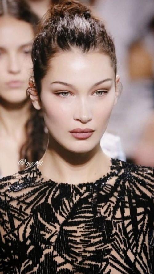 Каждая актриса набирающая известность, становится продуктом, который по всем правилам маркетинга нужно продавать. 07