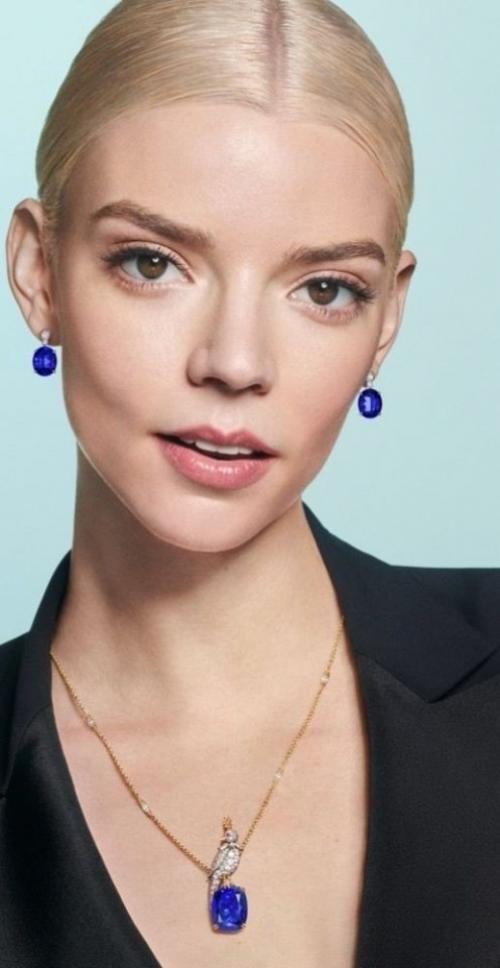 Каждая актриса набирающая известность, становится продуктом, который по всем правилам маркетинга нужно продавать. 06