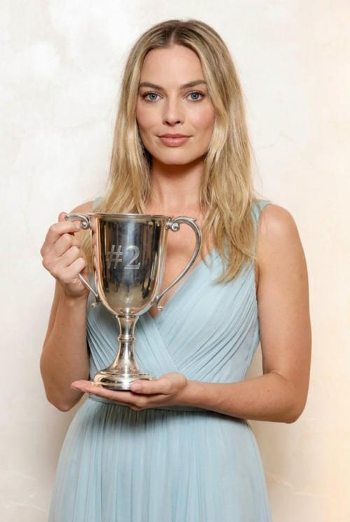 Ана де Армас признана самой красивой актрисой 2025 года. 01