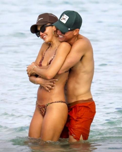 Счастливая 44-летняя Джессика альба и ее новый парень 33-летний Дэнни Рамирес на отдыхе в Майами. 02