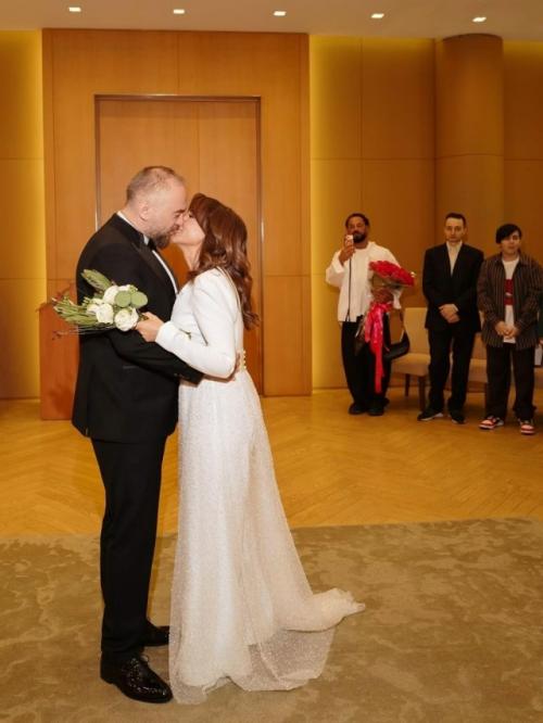 Впервые Вышла Замуж - 48-летняя телеведущая Анфиса Чехова официально стала женой 44-летнего продюсера и актёра Александра златопольского. 01