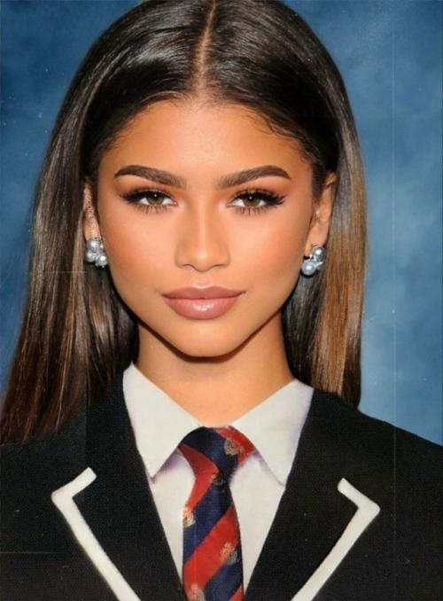 Каждая актриса набирающая известность, становится продуктом, который по всем правилам маркетинга нужно продавать. 04