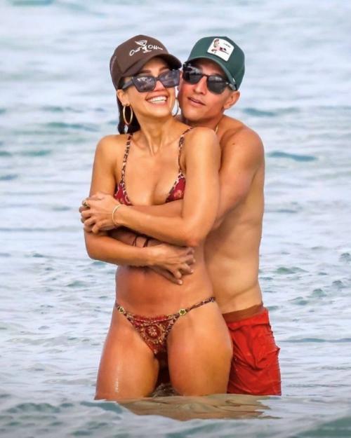 Счастливая 44-летняя Джессика альба и ее новый парень 33-летний Дэнни Рамирес на отдыхе в Майами. 01