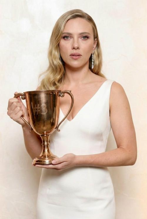 Ана де Армас признана самой красивой актрисой 2025 года. 02