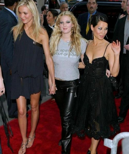 Дрю бэрримор и Кэмерон диаз пьют шампанское по дороге на премьеру Ангелов Чарли в Нью-йорке, 2003 год. 02