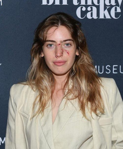 Лицо красавицы - дочери Юэна макгрегора изодрала собака, но она все равно вышла на красную дорожку большой премьеры. 01