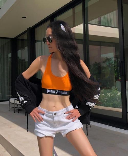 Эта красотка - американский модельер свадебных платьев и бывшая фигуристка. 03