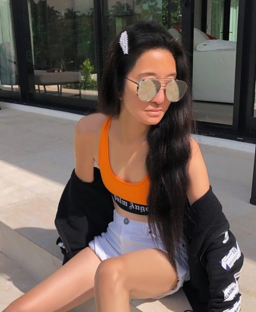 Эта красотка - американский модельер свадебных платьев и бывшая фигуристка. 02