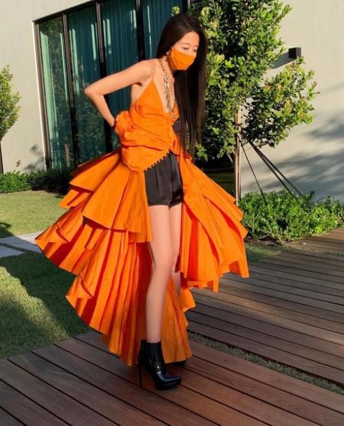 Эта красотка - американский модельер свадебных платьев и бывшая фигуристка. 05