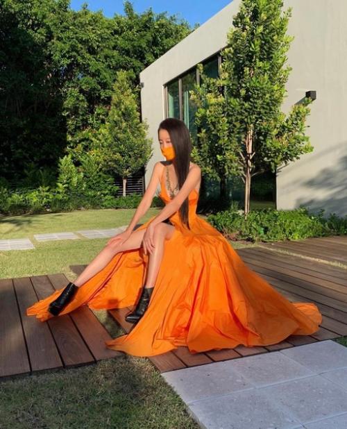 Эта красотка - американский модельер свадебных платьев и бывшая фигуристка. 04