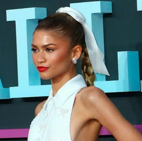 Зендея снова заставила интернет обсуждать её личную жизнь.

