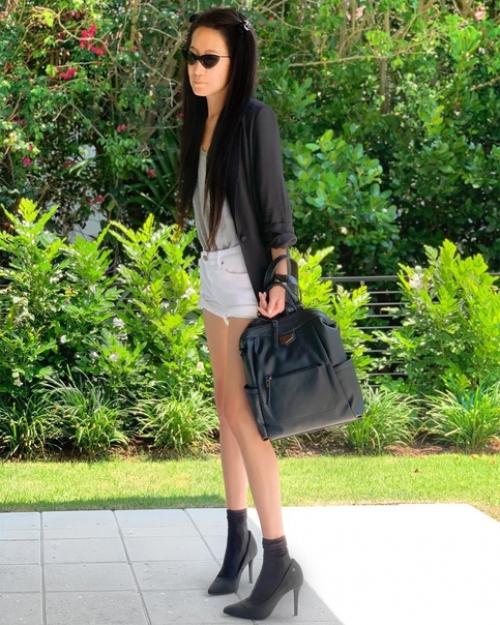 Эта красотка - американский модельер свадебных платьев и бывшая фигуристка. 01