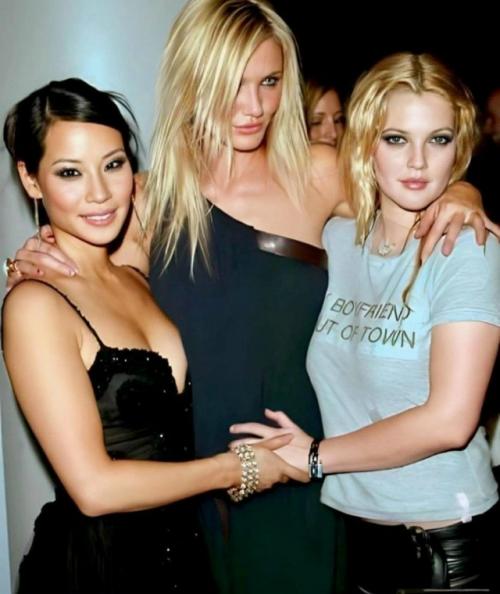 Дрю бэрримор и Кэмерон диаз пьют шампанское по дороге на премьеру Ангелов Чарли в Нью-йорке, 2003 год. 05