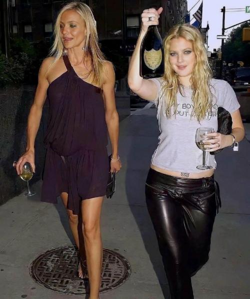 Дрю бэрримор и Кэмерон диаз пьют шампанское по дороге на премьеру Ангелов Чарли в Нью-йорке, 2003 год. 03