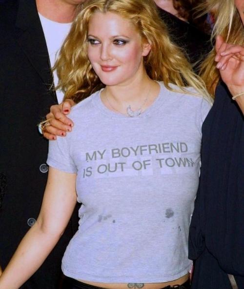 Дрю бэрримор и Кэмерон диаз пьют шампанское по дороге на премьеру 