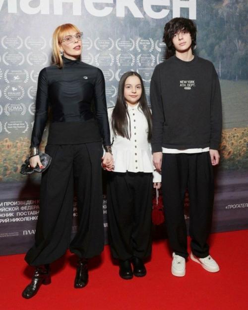 Анастасия стоцкая порадовала поклонников новыми фото с детьми - 14-летним Александром и 8-летней верой.

