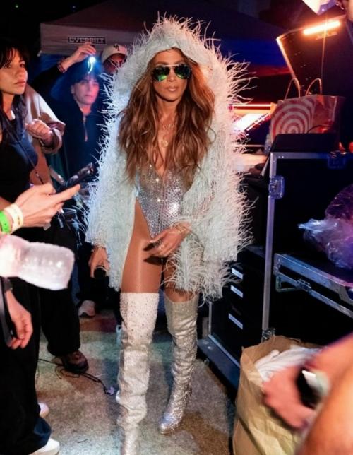 В 56 Дженнифер Лопес с лёгкостью захватила все внимание на Coachella в перьях и стразах. 02