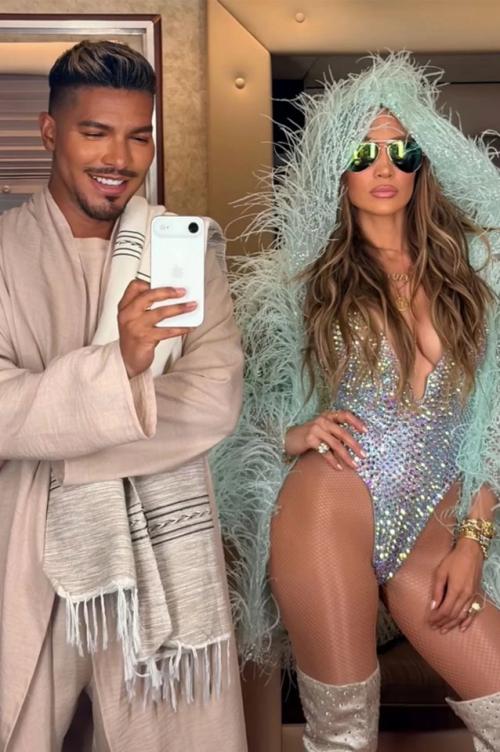 В 56 Дженнифер Лопес с лёгкостью захватила все внимание на Coachella в перьях и стразах. 01