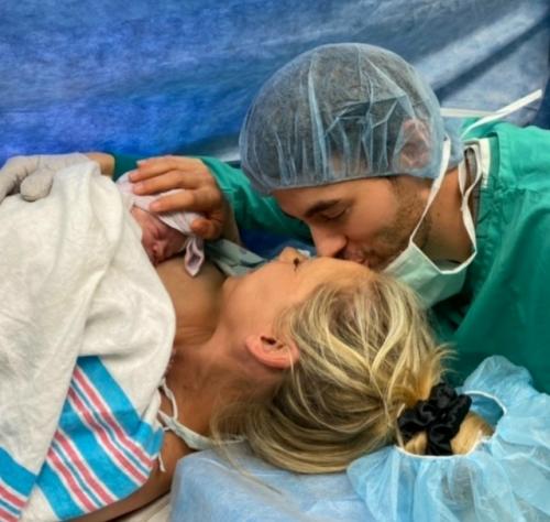 В2001 году Анну Курникову пригласили сняться в клипе испанского певца Энрике иглесиаса на песню Escape. 03