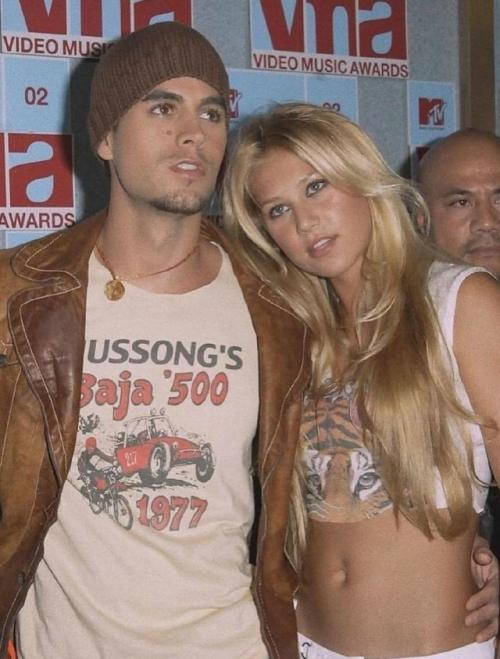 В2001 году Анну Курникову пригласили сняться в клипе испанского певца Энрике иглесиаса на песню Escape. 02