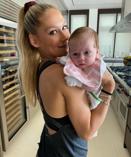 В2001 году Анну Курникову пригласили сняться в клипе испанского певца Энрике иглесиаса на песню Escape. 04