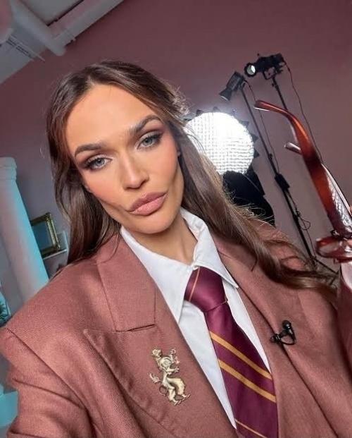 Алена водонаева с юмором отозвалась о посте Ксении Бородиной, где та охарактеризовала своего мужа как Свою Вселенную. 02