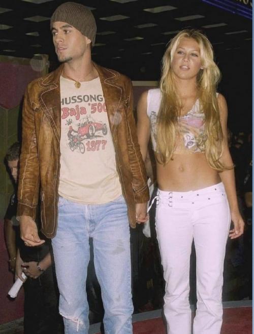 В2001 году Анну Курникову пригласили сняться в клипе испанского певца Энрике иглесиаса на песню Escape. 01