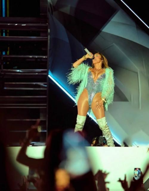 В 56 Дженнифер Лопес с лёгкостью захватила все внимание на Coachella в перьях и стразах. 05