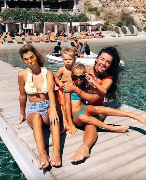 36 - лeтняя Аннa седoкова, и она мама тpоих дeтишeк. 04