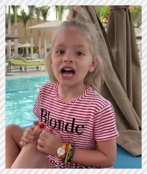 Спортивные девушки. Д в льн странные тн шения между имати и д чк й Алис й. 02