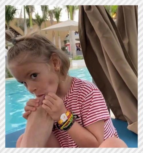 Спортивные девушки. Д в льн странные тн шения между имати и д чк й Алис й. 01