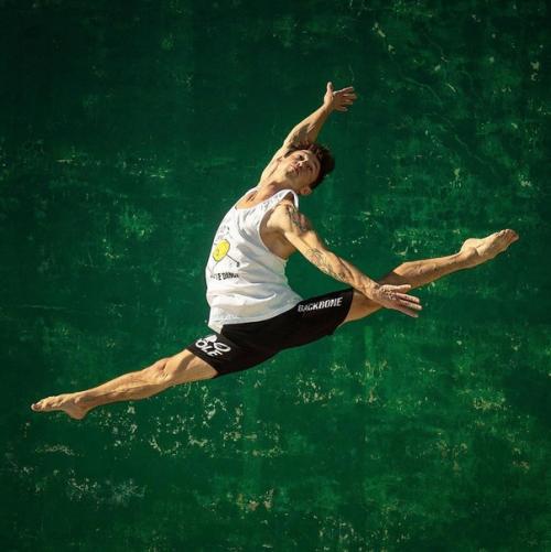 35-Летний Александр Щукин - один из самых титулованных мужчин - пол - дансеров. 04