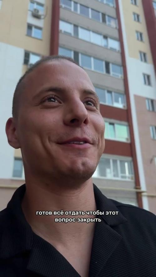 Ребёнок катался на велосипеде и случайно врезался в припаркованную машину. 04