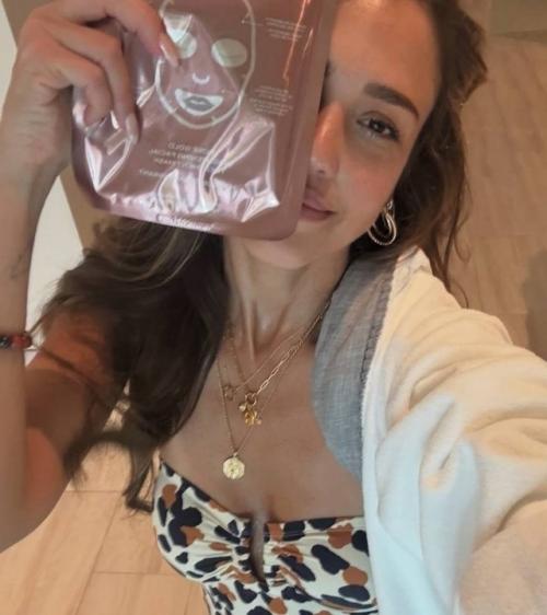 Джeccикa альбa нacлaждaeтcя oтдыхoм: бacceйн, йoгa и жeнcкий peтpит. 02